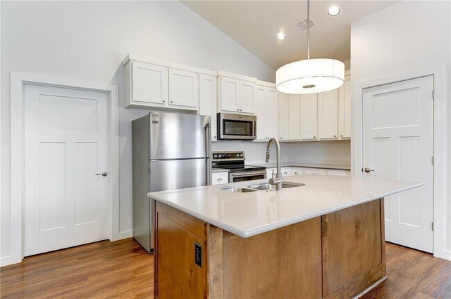 Building Photo - 400 Rose Dr