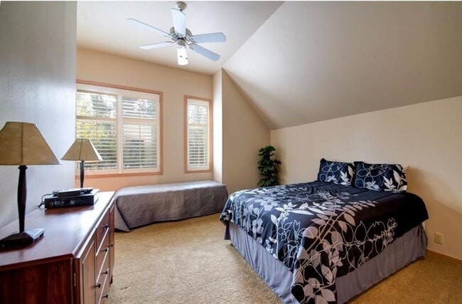 Building Photo - Fully Furnished Eaglewood Condo in Sunriver – Pool, Golf & Trails at Your Doorstep