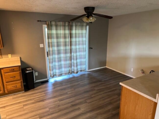 Building Photo - 4 BED, 2 BATH HOUSE Spacious inside and ou...