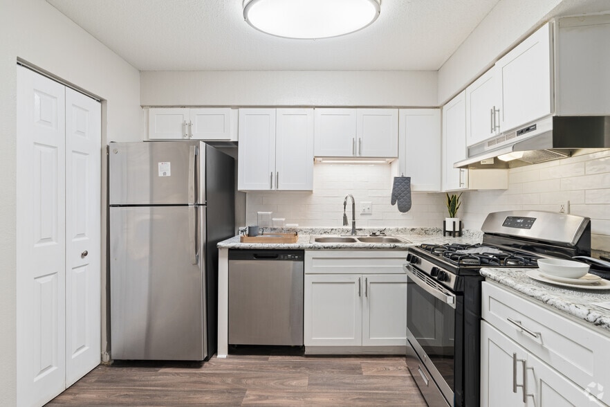 2BR, 2BA - 1,200SF - Kitchen - Mirador at Idlewood