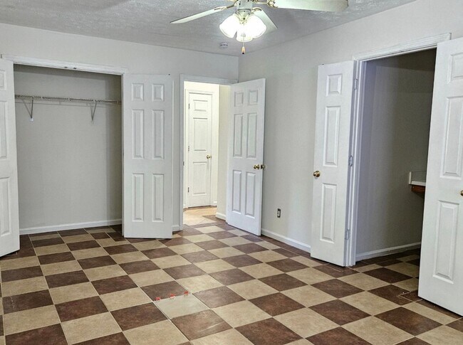 Building Photo - 3172 Creekwood Dr