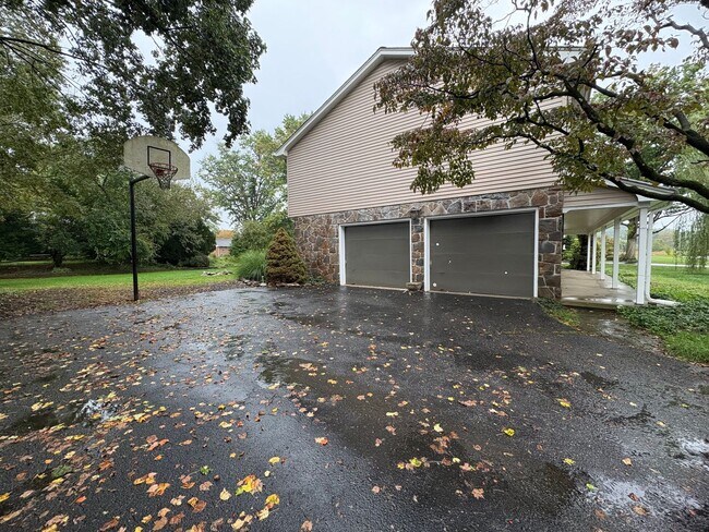 Building Photo - 4 Bedroom Single Family Home Available in ...