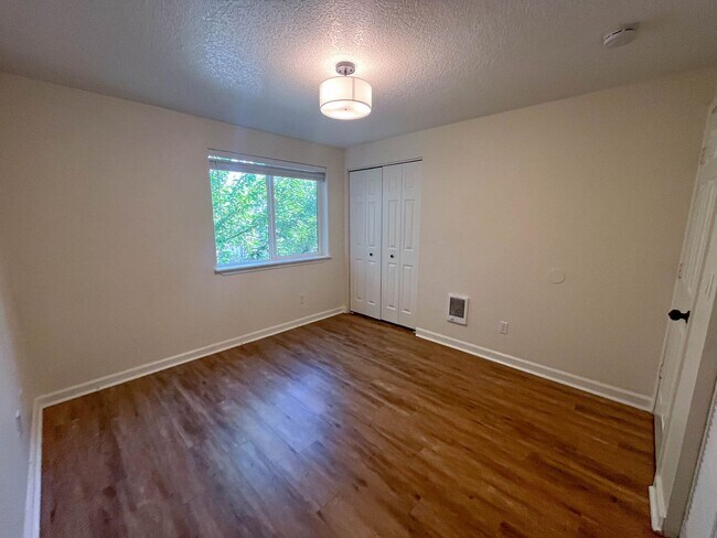 Building Photo - Charming SE Portland Home in a Central, Accessible Location