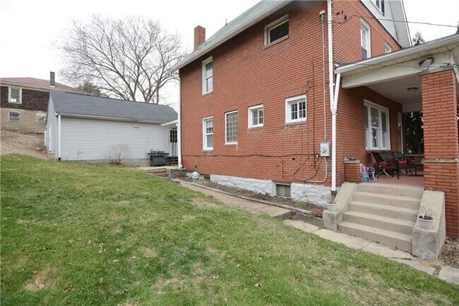 Building Photo - 2112 Saranac Ave