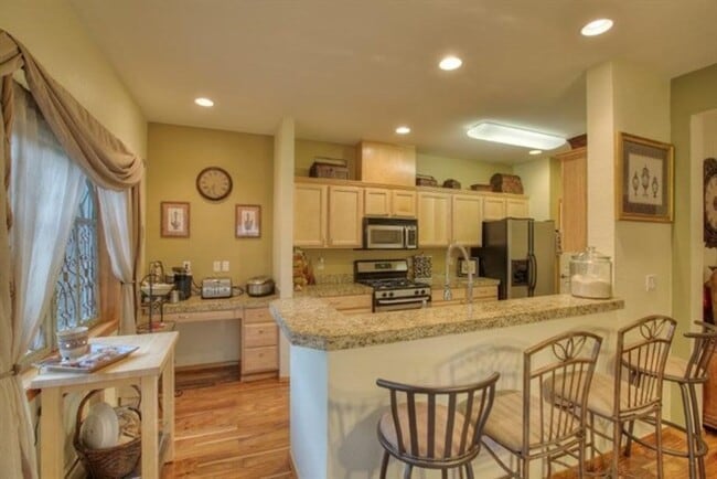 Building Photo - Contemporary Town home in Renton