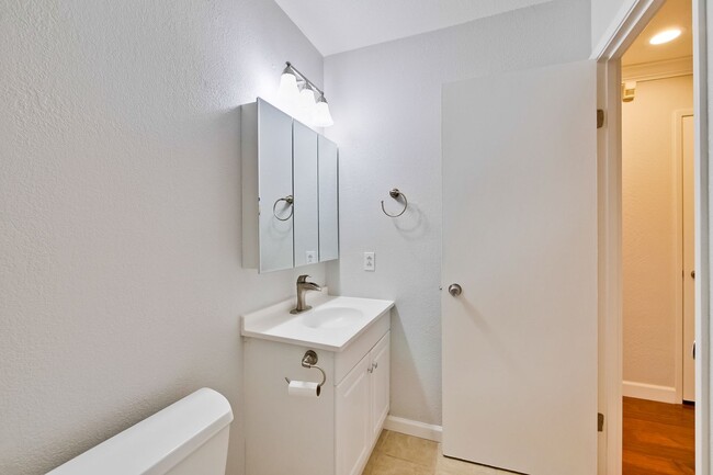 Building Photo - Excellent 3 bedroom, 2 Bath Home with Cent...