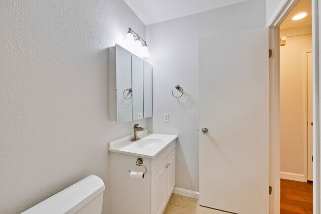 Building Photo - Warm and Inviting 3 bedroom, 2 Bath Home
