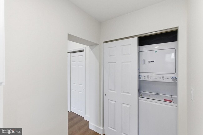 Building Photo - 213 Hermitage St