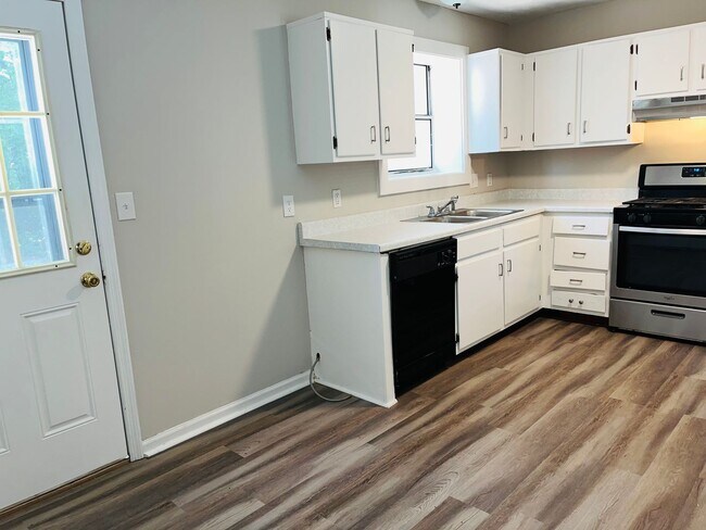 Building Photo - Location, location, location! Renovated townhome near Downtown Douglasville! Must See!