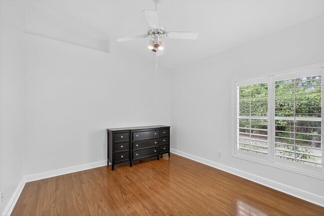 Building Photo - 8401 SE Ketch Ct
