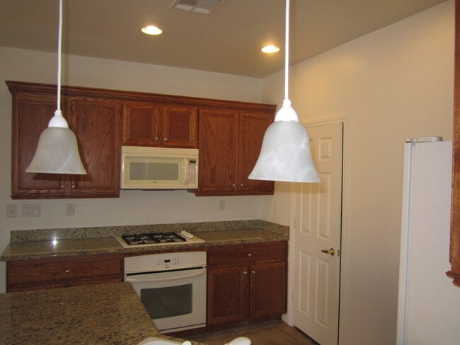 Building Photo - (RENT INCLUDE SOME UTILITIES)3 Bedroom in ...