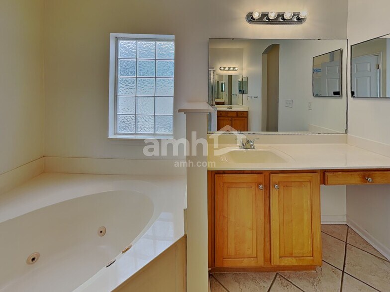 Building Photo - 240 Sweetbrier Branch Ln