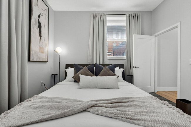 Building Photo - 1424 N Park Pl