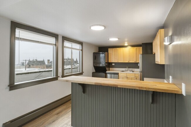 Building Photo - 16 N Broadway St