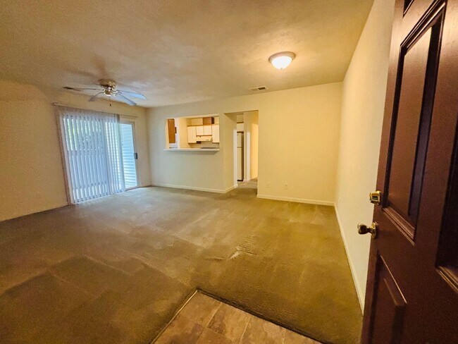 Building Photo - 3 Bedroom 2 Bath Condo