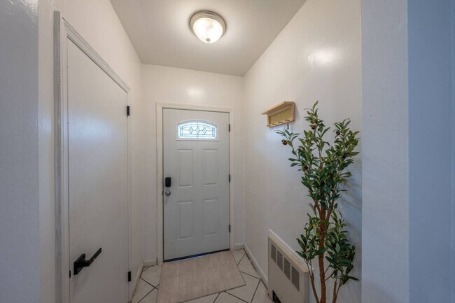 Building Photo - 810 Walnut St