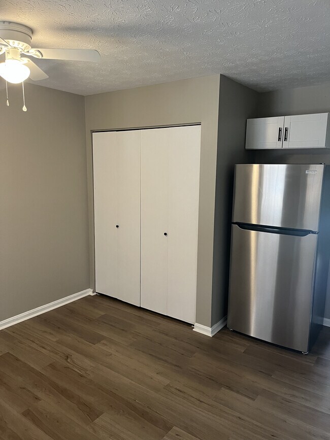 Building Photo - Green Acres - 4943-4959