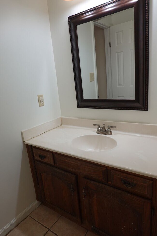 Building Photo - End Unit Condo Near Fort Eustis For Rent