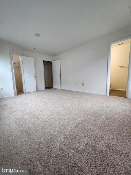 Building Photo - 10 Greystone Ct