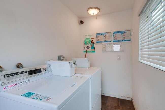 Building Photo - 633 W Hyde Park Blvd