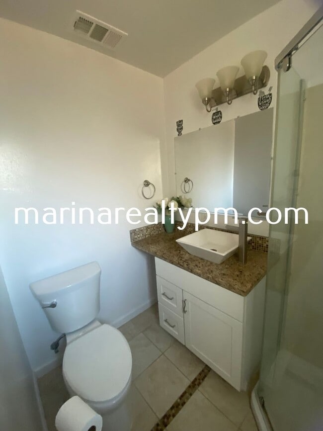 Building Photo - Charming 3 bedroom, 2 bathroom home locate...