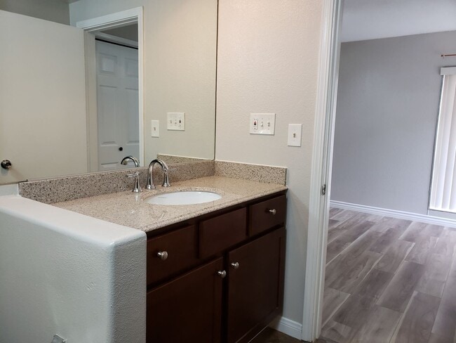 Building Photo - Great 3-bedroom, 2 bath home in Tustin Mea...