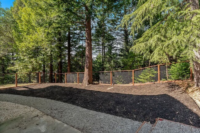 Building Photo - 913 Valley View Dr
