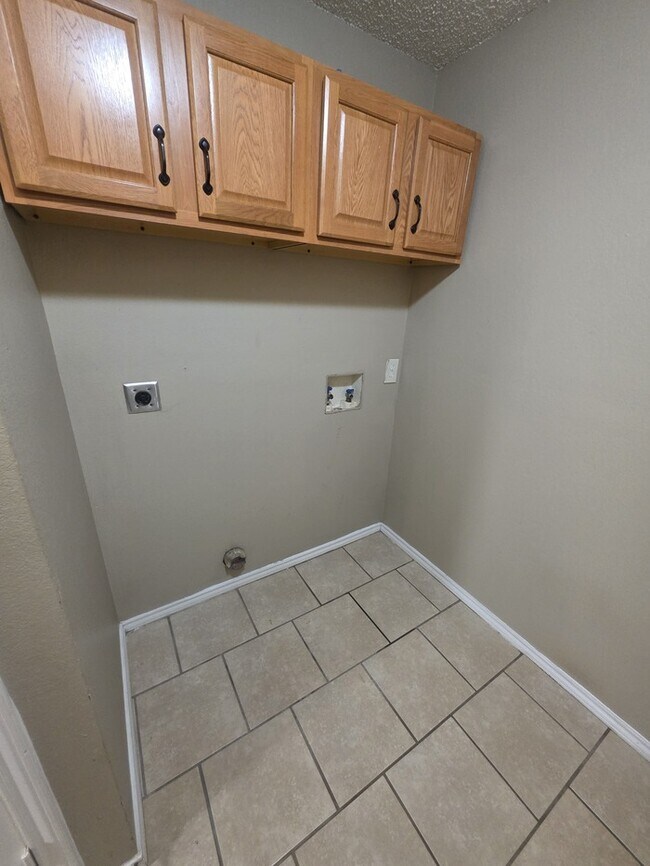 Building Photo - 4 bed 2 bath home