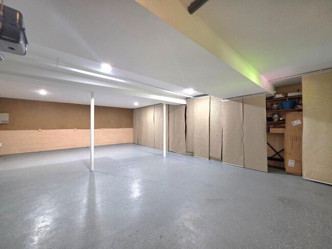 Building Photo - 2215 Collingwood Rd
