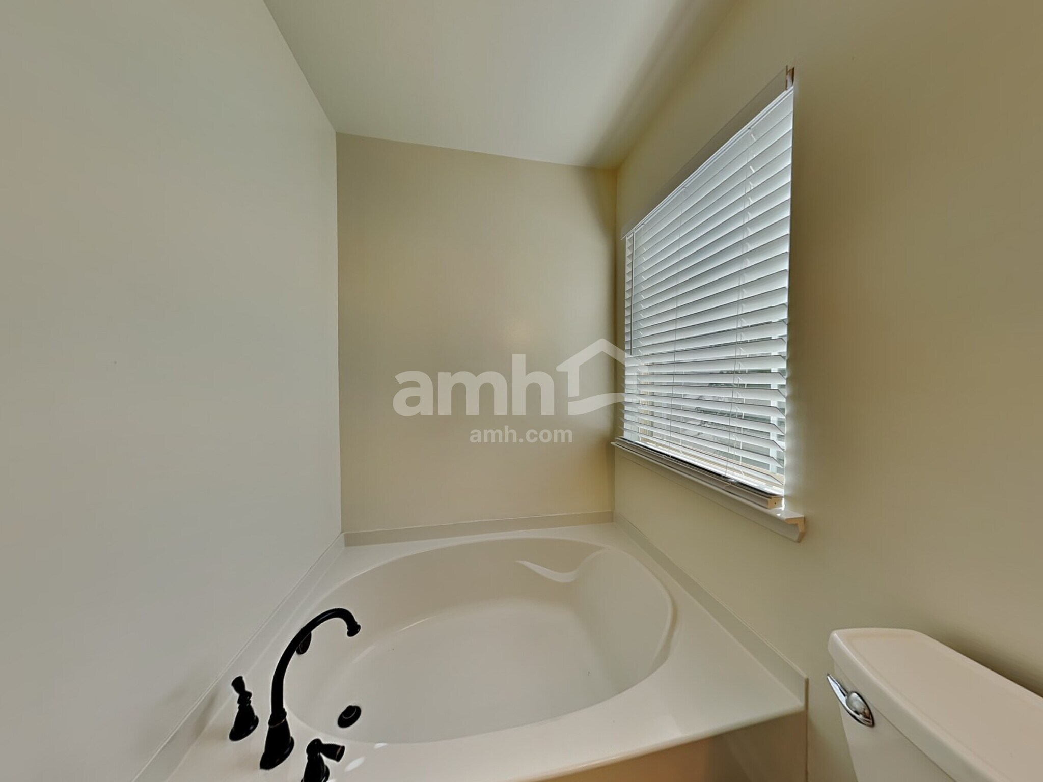 Building Photo - 625 Summer Hill Way