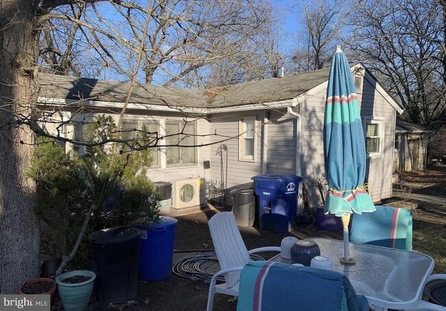 Building Photo - 67 Syringa St
