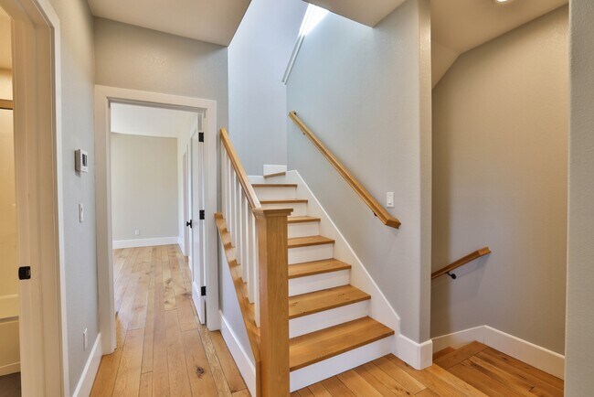Building Photo - Modern 3-Bedroom Townhome with Rooftop Dec...