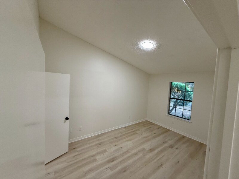 Building Photo - 9345 Chisholm Rd