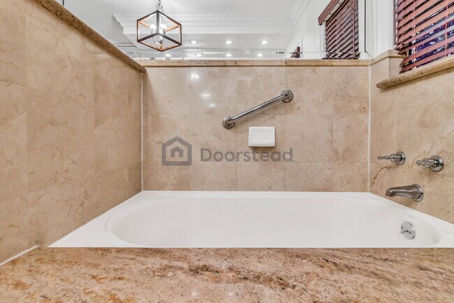 Building Photo - 603 S Mansfield Ave