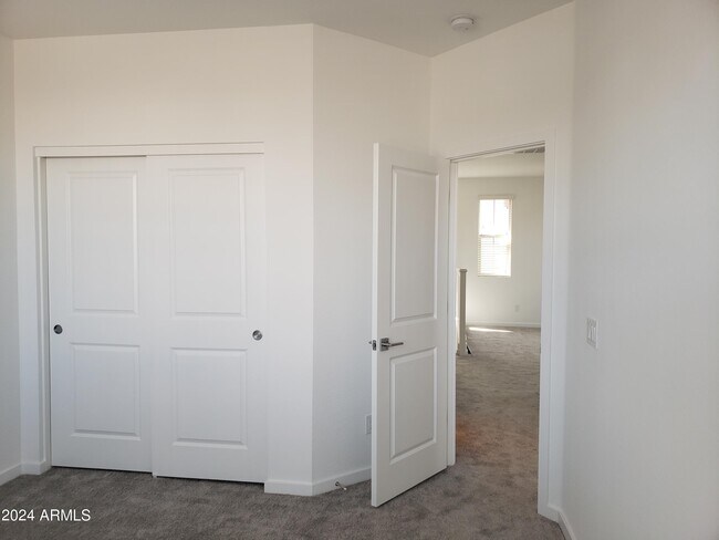 Building Photo - 1315 W Crane Dr