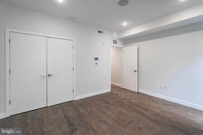 Building Photo - 627 W Oxford St