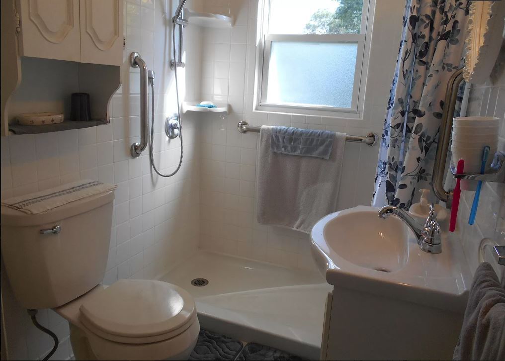 main level bath - 915 Marie Ave