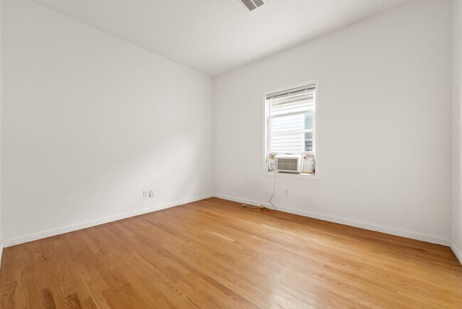 Building Photo - 261 Lexington Ave