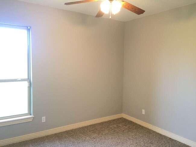 Building Photo - 5 bedroom 3 bath home in Fayetteville