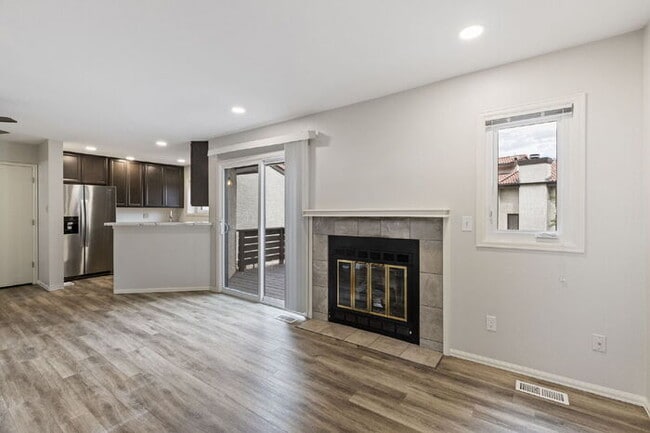 Building Photo - Conveniently Located Townhome with Garage ...