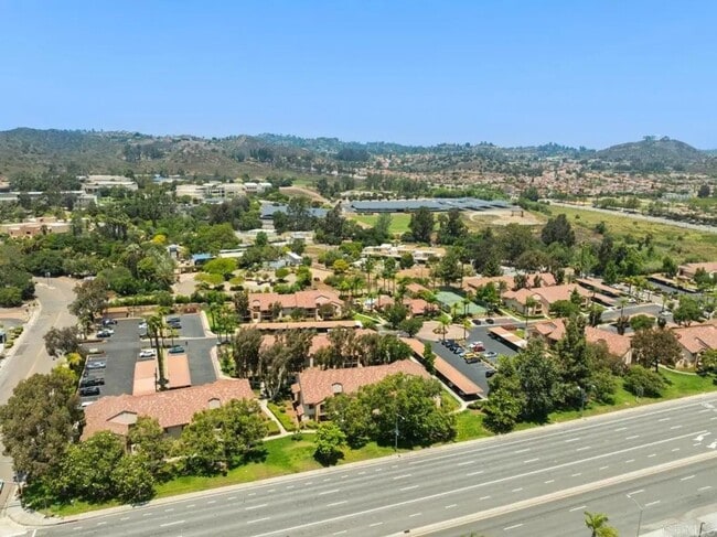 Building Photo - Conveniently Located - Available Immediately!