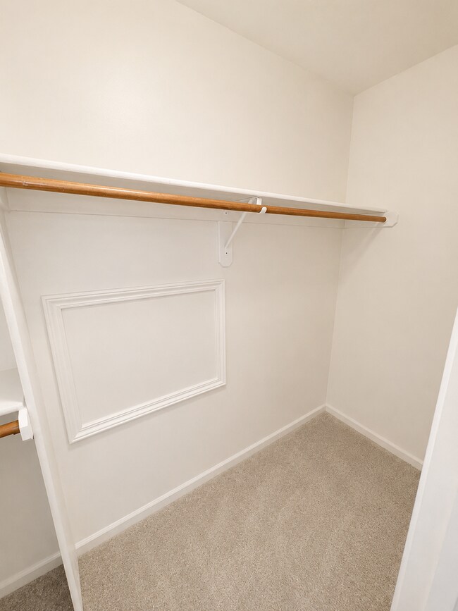 Building Photo - 4 bed/4.5 bath Overland Park Home w/seasonal Pool/Park/Trail in Blue Valley!!