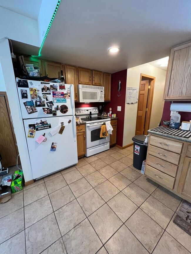 Building Photo - 1318 N 19th Ave E