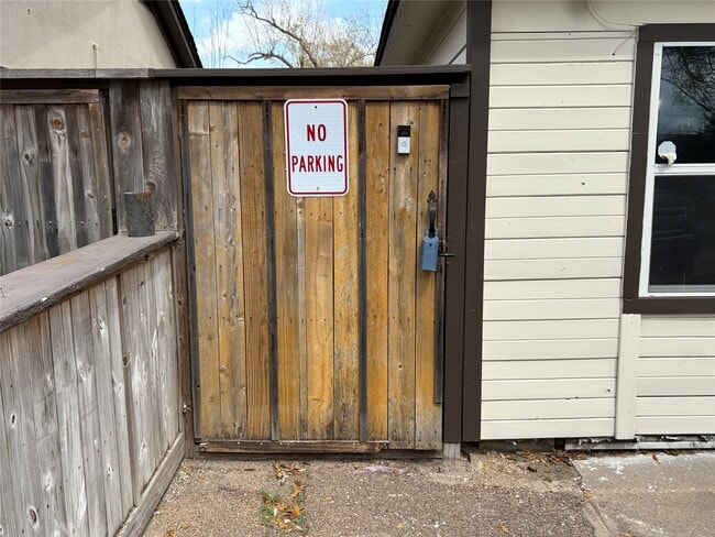 Building Photo - 6722 Underhill St