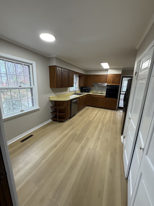 Building Photo - 565 Paris St