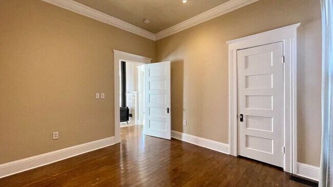 Building Photo - 1737 Chorro St