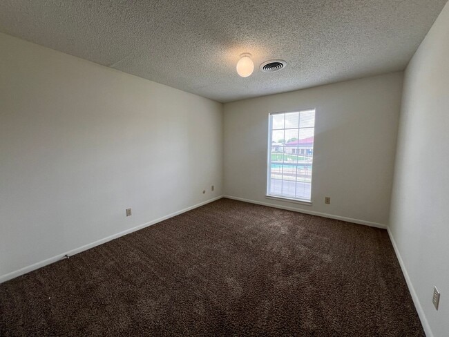 Building Photo - Townhome