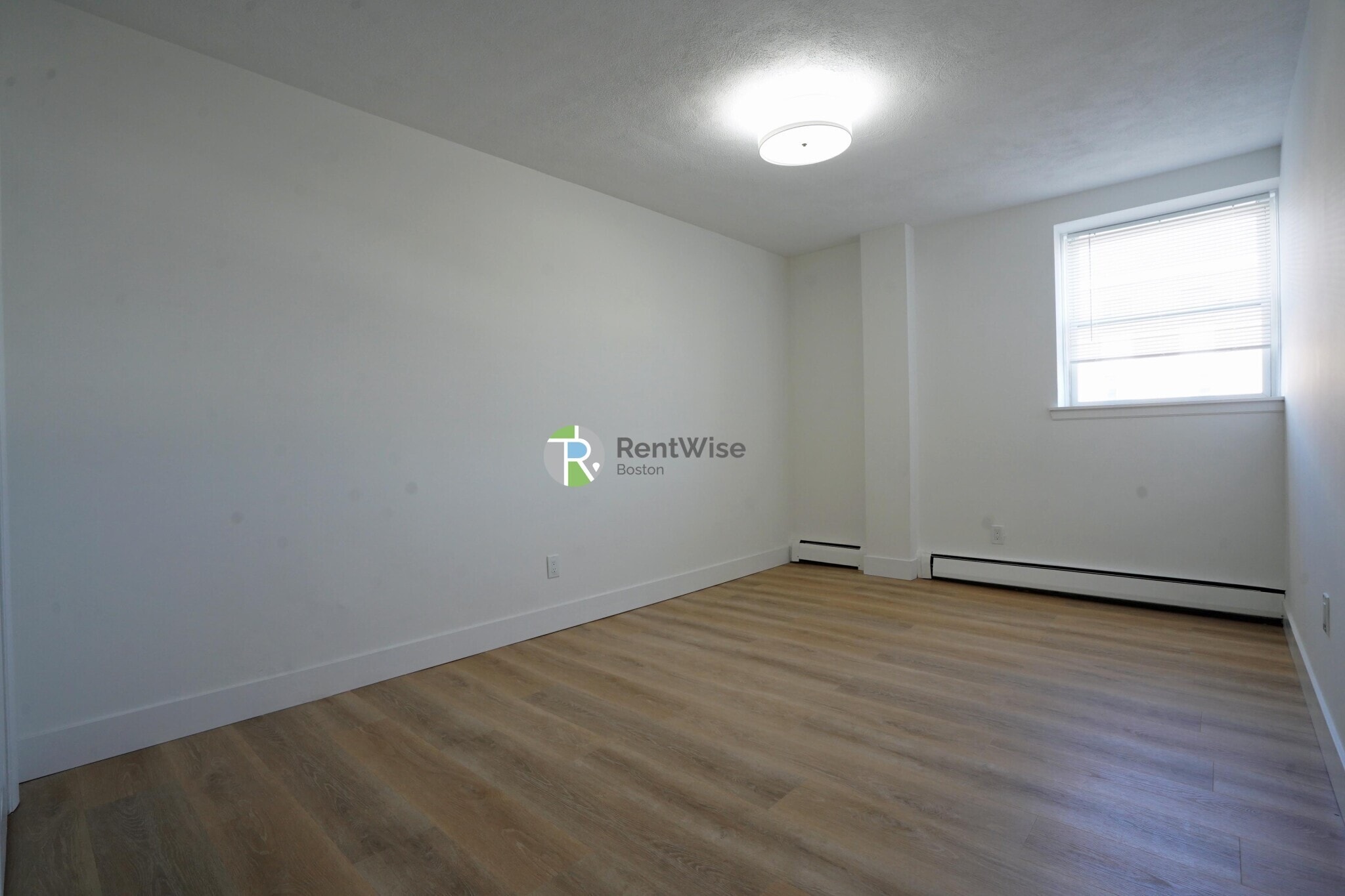 Building Photo - 740 E 7th St