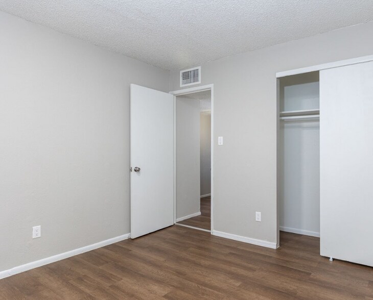 Building Photo - 819 N Arbor Ave