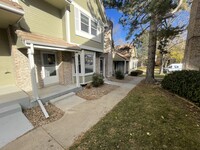 Building Photo - Charming Cozy Townhome